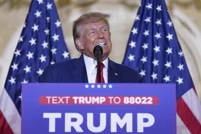 El expresidente Donald Trump habla en su propiedad en Mar-a-Lago el martes 4 de abril de 2023, en Palm Beach, Florida, horas después de ser procesado en la ciudad de Nueva York. (AP Photo/Evan Vucci, Archivo)