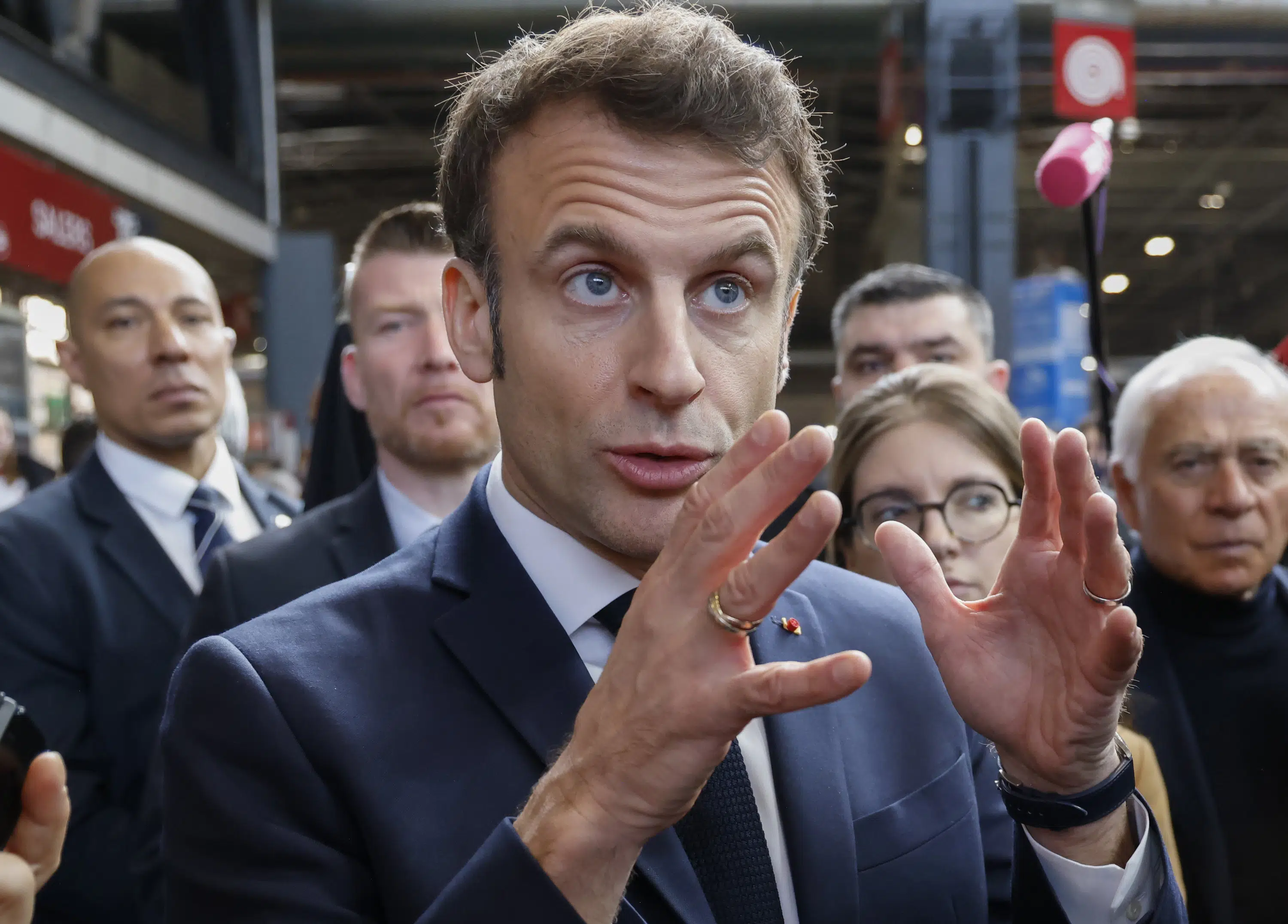 Macron défend les régimes de retraite contestés lors d’une foire agricole française