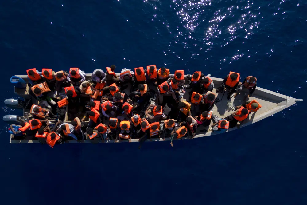 Migrantes de Eritrea, Libia y Sudán navegan en un bote de madera antes de ser asistidos por trabajadores humanitarios de la ONG española Open Arms, en el mar Mediterráneo, el sábado 17 de junio de 2023. (Foto AP/Joan Mateu Parra, Archivo)