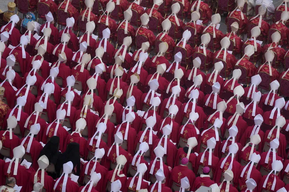 Religiosos asisten al funeral del papa emérito Benedicto XVI en la Plaza de San Pedro, en el Vaticano, el 5 de enero de 2023. (AP Foto/Ben Curtis)