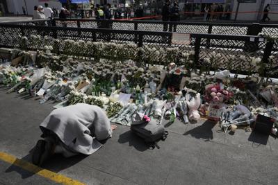 Un monje budista rinde tributo a las víctimas de una mortal estampida registrada durante las festividades de Halloween el sábado por la noche en la calle en Seúl, Corea del Sur, el lunes 31 de octubre de 2022. (AP Foto/Lee Jin-man)