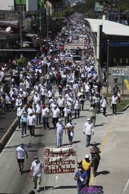 Salvadoreños marchan en las calles en una nueva protesta contra el presidente Nayib Bukele y sus políticas en San Salvador, El Salvador, el domingo 17 de octubre de 2021. (Foto AP/Salvador Meléndez)