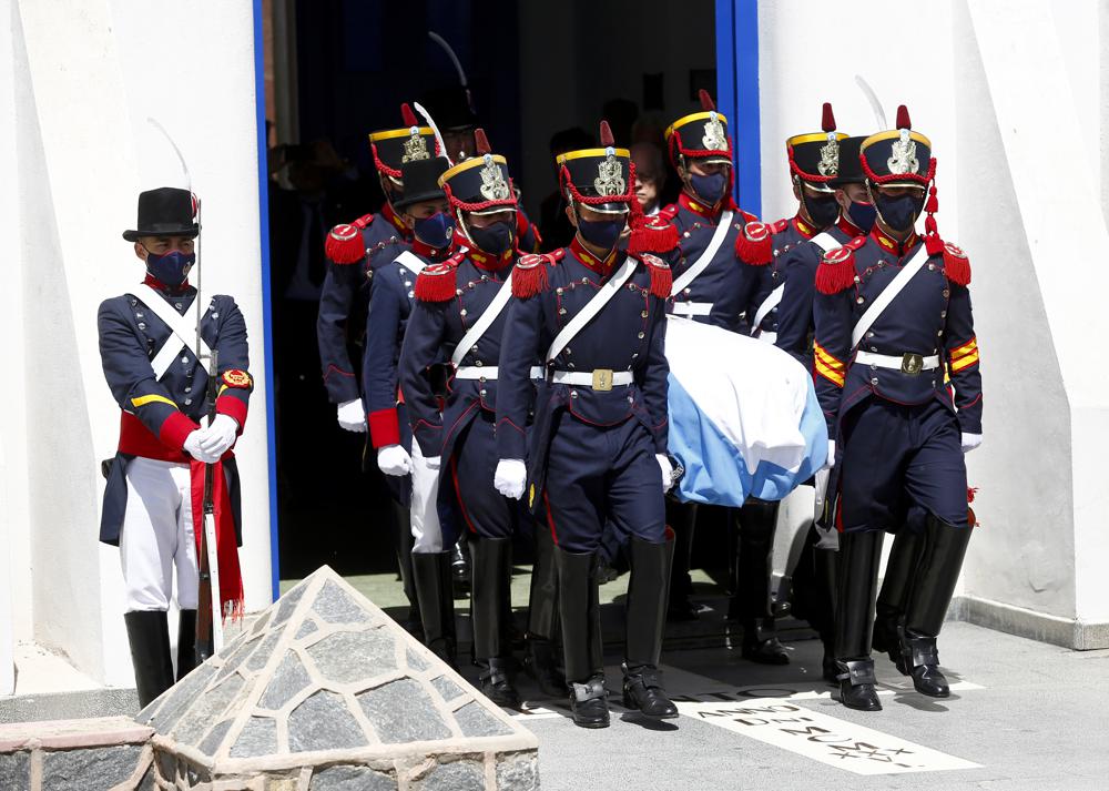 Una guardia de honor carga con los restos de Juan Manuel Fangio, el legendario piloto argentino de Fórmula Uno, como parte de una ceremonia en Balcarce, Argentina, el miércoles 10 de noviembre de 2021. (AP Foto/Vicente Robles)