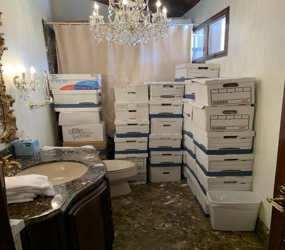 Esta imagen, contenida en la acusación contra el expresidente Donald Trump, muestra cajas de registros almacenadas en un baño y una ducha en el Lake Room en la propiedad Mar-a-Lago de Trump en Palm Beach, Florida. Trump enfrenta 37 cargos por delitos graves relacionados con la mal manejo de documentos clasificados según una acusación abierta el viernes 9 de junio de 2023. (Departamento de Justicia vía AP)