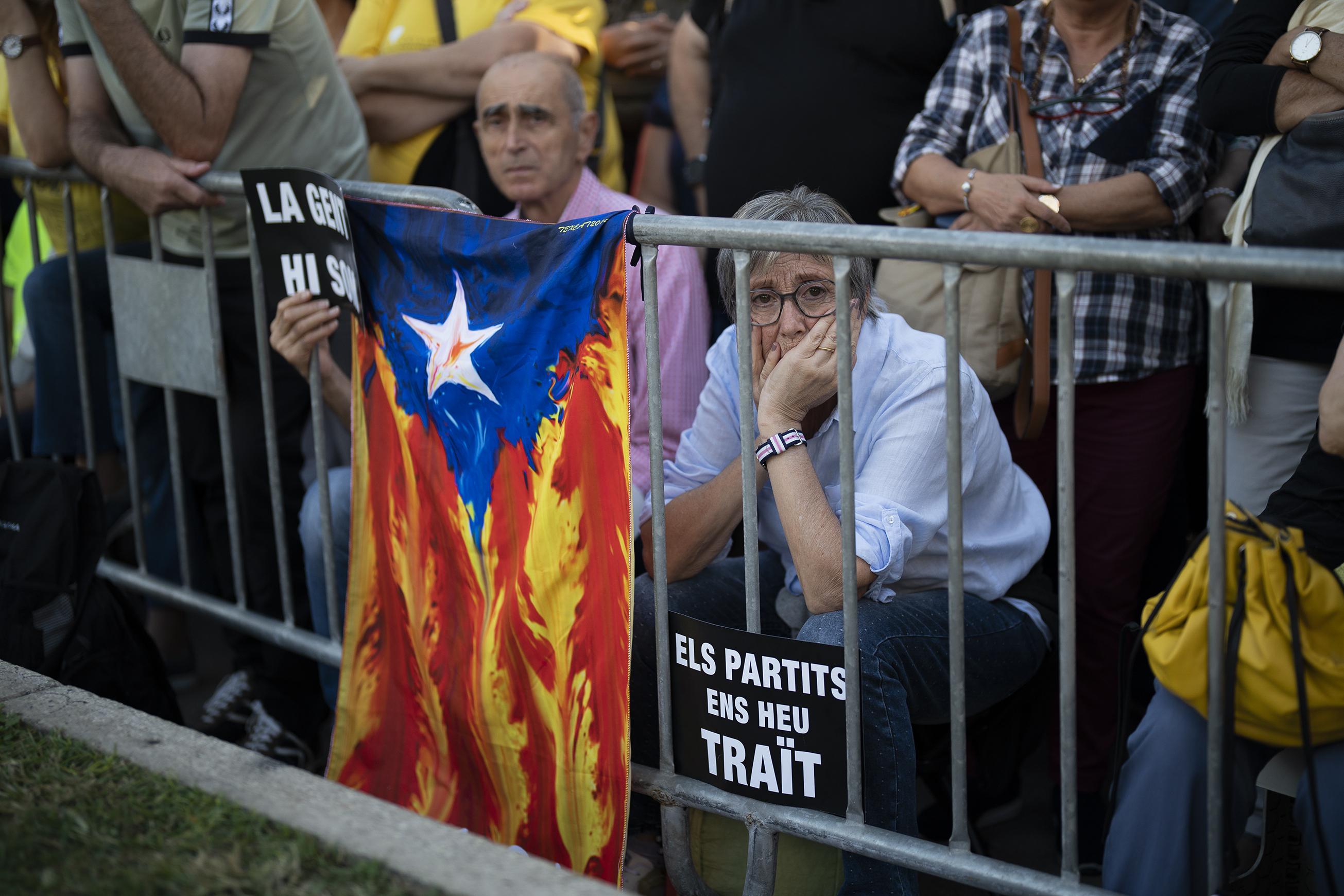 Catalan separatism in disarray after ruling coalition breaks | AP News