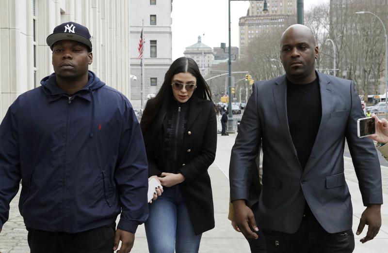 ARCHIVO - Emma Coronel, esposa de Joaquín "El Chapo" Guzmán, llega a la corte federal en Nueva York, el 7 de febrero de 2019. Se espera que un juez estadounidense sentencie el martes 30 de noviembre de 2021 a Emma Coronel, quien se declaró culpable de asociación ilícita para traficar drogas, lavado de dinero y participación en transacciones de propiedades pertenecientes a un narcotraficante. (AP Foto/Mark Lennihan, Archivo)