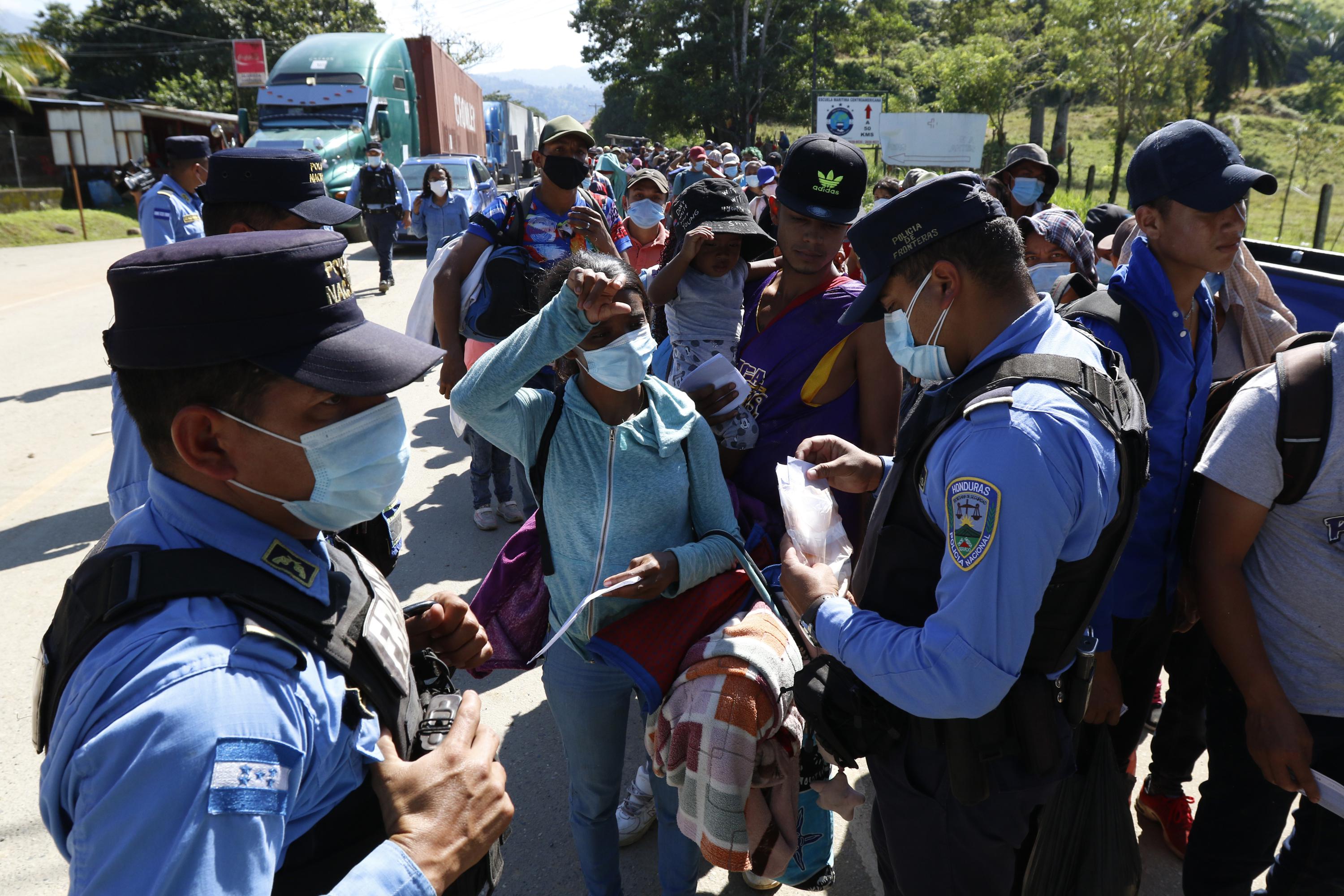 Caravana de migrantes de Honduras hace escala en Guatemala