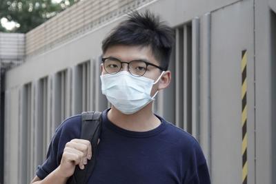 Archivo - El activista por los derechos democráticos Joshua Wong fuera de un tribunal en Hong Kong el 15 de octubre de 2020. (AP Foto/Kin Cheung, Archivo)