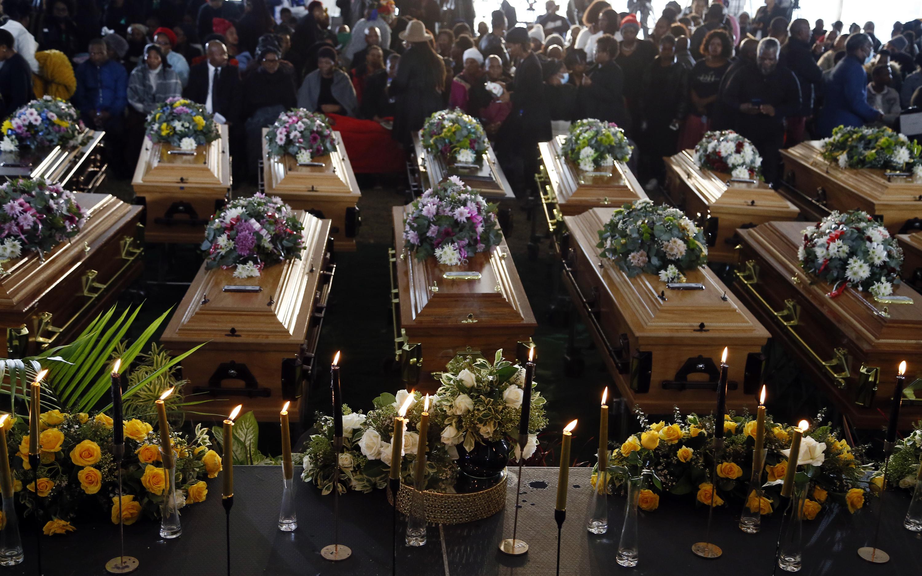 South Africa holds funeral for 21 teens who died in tavern – The Associated Press – en Español