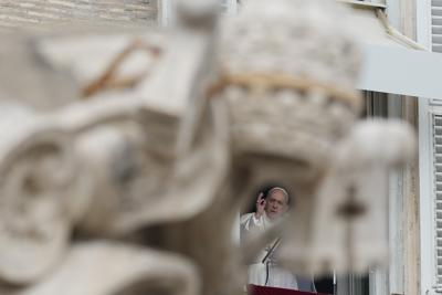 ARCHIVO - En esta imagen de archivo del domingo 3 de octubre de 2021, el papa Francisco ofrece su bendición durante la plegaria del Angelus desde la ventana de su estudio con vistas a la Plaza de San Pedro, en el Vaticano. (AP Foto/Alessandra Tarantino, Archivo)