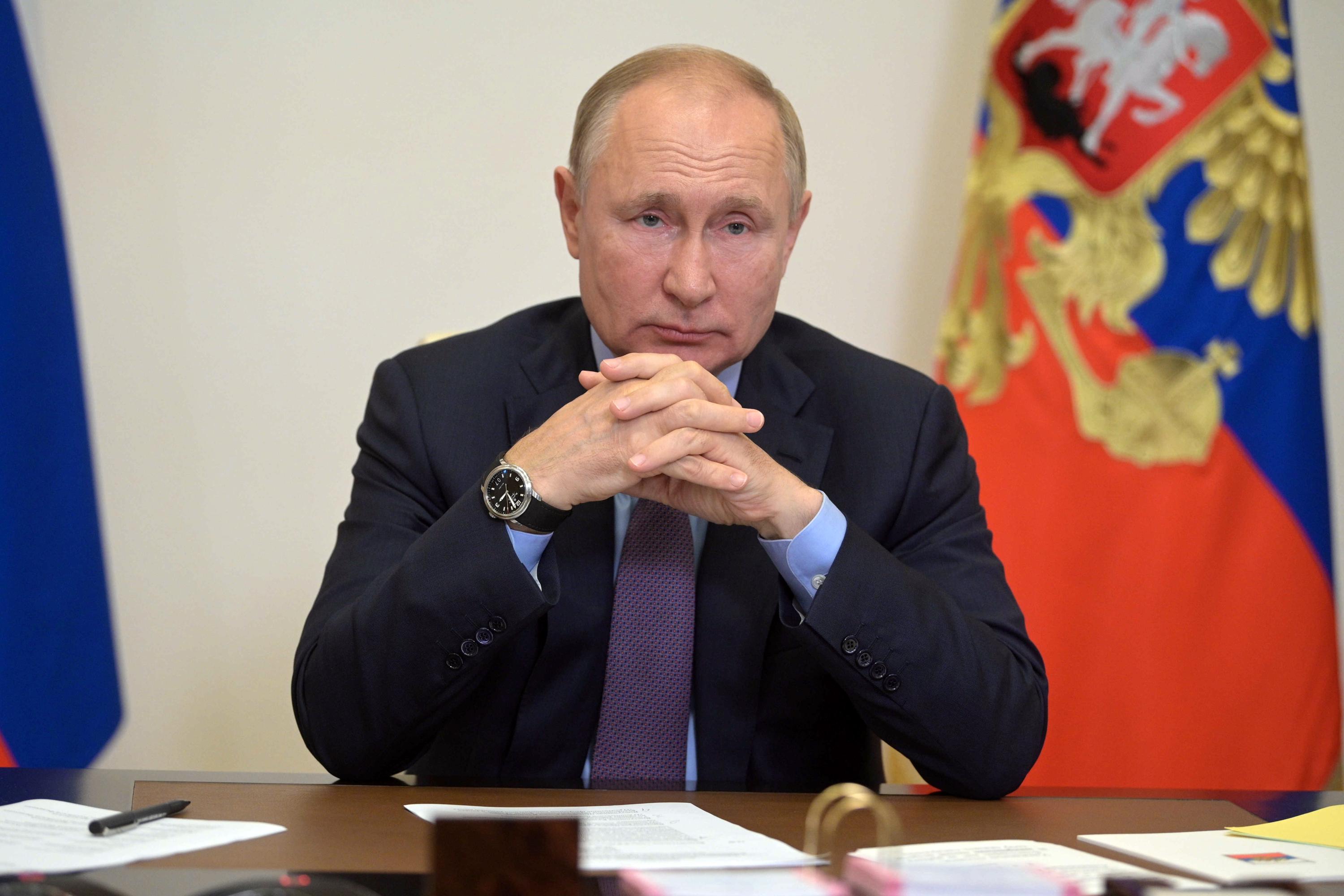 Putin in self-isolation due to cases of COVID in the inner circle
