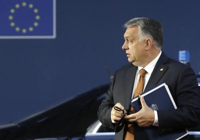 ARCHIVO - El primer ministro de Hungría, Viktor Orban, llega a una cumbre de la UE en Bruselas, el 22 de octubre de 2021. La Unión Europea quiere imponer una nueva ronda de sanciones contra Rusia por su guerra en Ucrania, pero Hungría se ha convertido en uno de los mayores obstáculos para el apoyo unánime que necesitan los 27 países miembros del bloque. (Olivier Hoslet, foto de la piscina vía AP)