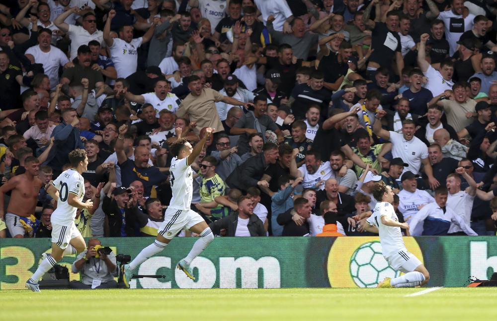 Brenden Aaronson (derecha) celebra el primer gol de Leeds en la victoria 3-0 ante Chelsea en la Liga Premier, el domingo 21 de agosto de 2022. (Nigel French/PA vía AP)