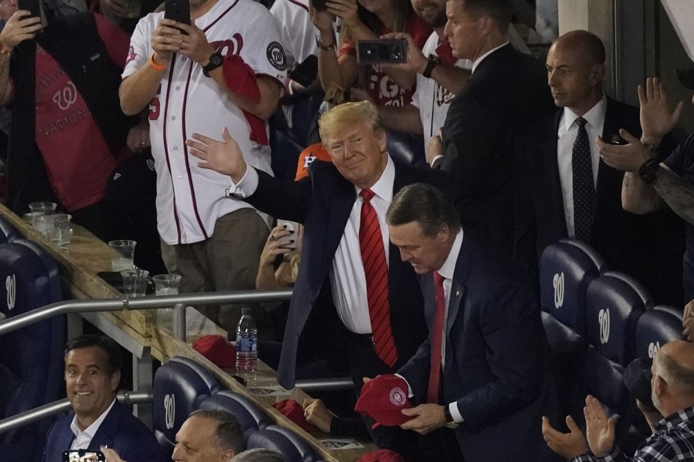 El presidente Donald Trump es presentado durante la tercera entrada del Juego 5 de la Serie Mundial de MLB entre los Astros de Houston y los Nacionales de Washington.