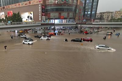 La escena de las inundaciones en Zhengzhou en China el 20 de julio del 2021.   (Chinatopix Via AP)