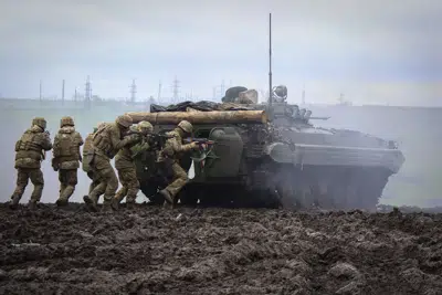 Soldados ucranianos durante un entrenamiento en la región de Donetsk, Ucrania, el sábado 15 de abril de 2023. (Roman Chop vía AP)