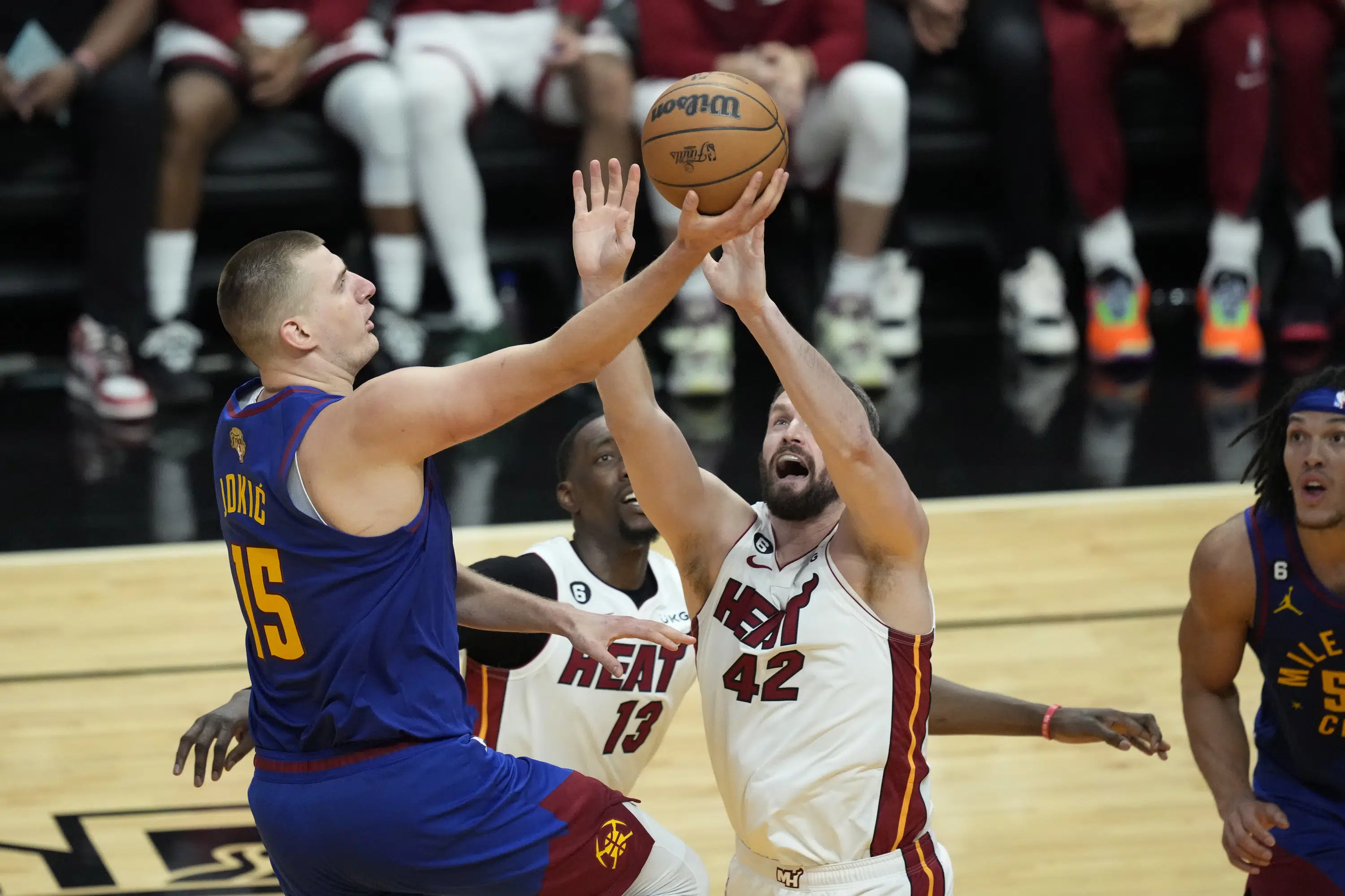 Jokicnak és Murray-nek is van tripla-duplája, a Nuggets pedig 109-94-re verte a Heat-et, így 2-1-re vezet.