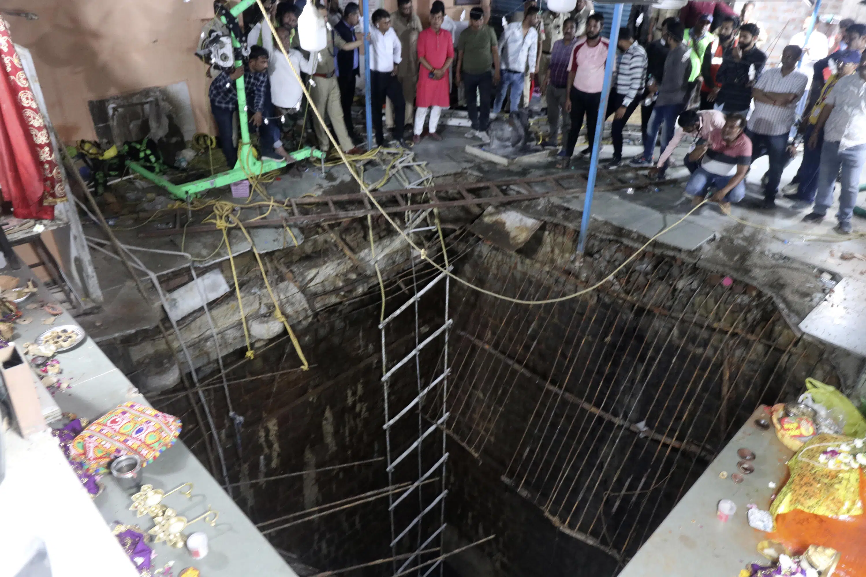 A well cover collapsed in an Indian temple, killing 35 people