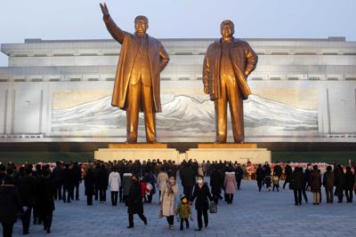 Ciudadanos norcoreanos visitan as estatuas de bronce de sus fallecidos líderes Kim Il Sung (izquierda) y Kim Jong Il, en el monte Mansu, en Pyongyang, Corea del Norte, el 16 de diciembre de 2021, con motivo del 10mo aniversario del deceso de Kim Jong Il. (AP Foto/Cha Song Ho)
