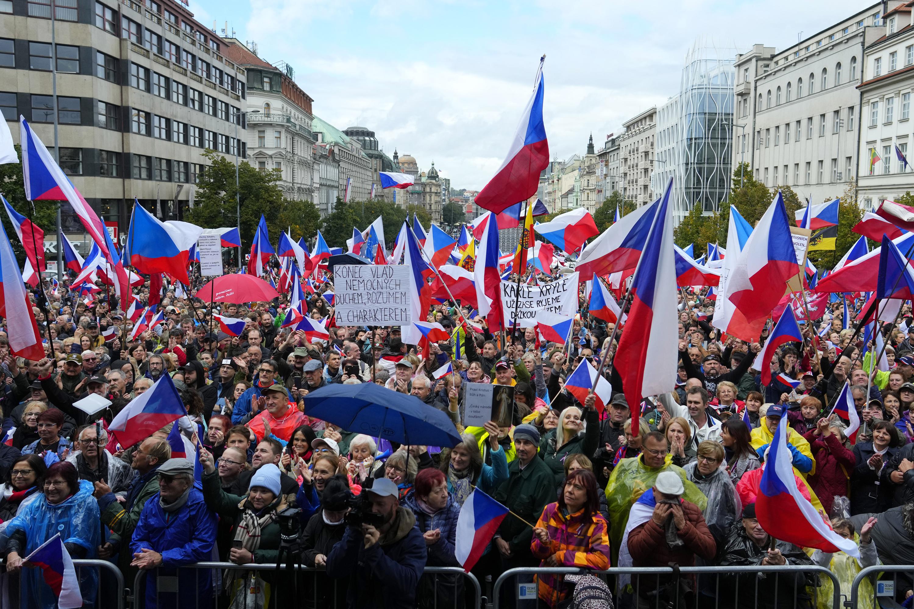 Tisíce lidí žádají demisi české vlády