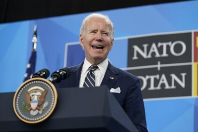 El presidente estadounidense Joe Biden habla en conferencia de prensa al finalizar la cumbre de la OTAN en Madrid, jueves 30 de junio de 2022. (AP Foto/Susan Walsh)
