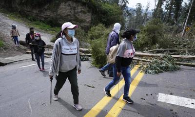 Manifestantes bloquean la carretera Panamericana en el primer día de una huelga general nacional para protestar por el aumento de los precios de la gasolina y las políticas del gobierno del presidente ecuatoriano Guillermo Lasso en Cusubamba, Ecuador, el martes 26 de octubre de 2021. (AP Foto/Dolores Ochoa)