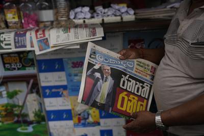 Un hombre sostiene un periódico con la noticia de la elección de Ranil Wickremesinghe en Colombo, Sri Lanka, el jueves 21 de julio de 2022. (AP Foto/Rafiq Maqbool)