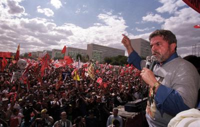 ARCHIVO - El entonces presidente honorario del Partido de los Trabajadores, Luiz Inácio Lula da Silva, habla durante una protesta contra las reformas de libre mercado del presidente Fernando Henrique Cardoso, en Brasilia, Brasil, el 26 de agosto de 1999. (AP Foto/Beto Barata, Archivo)