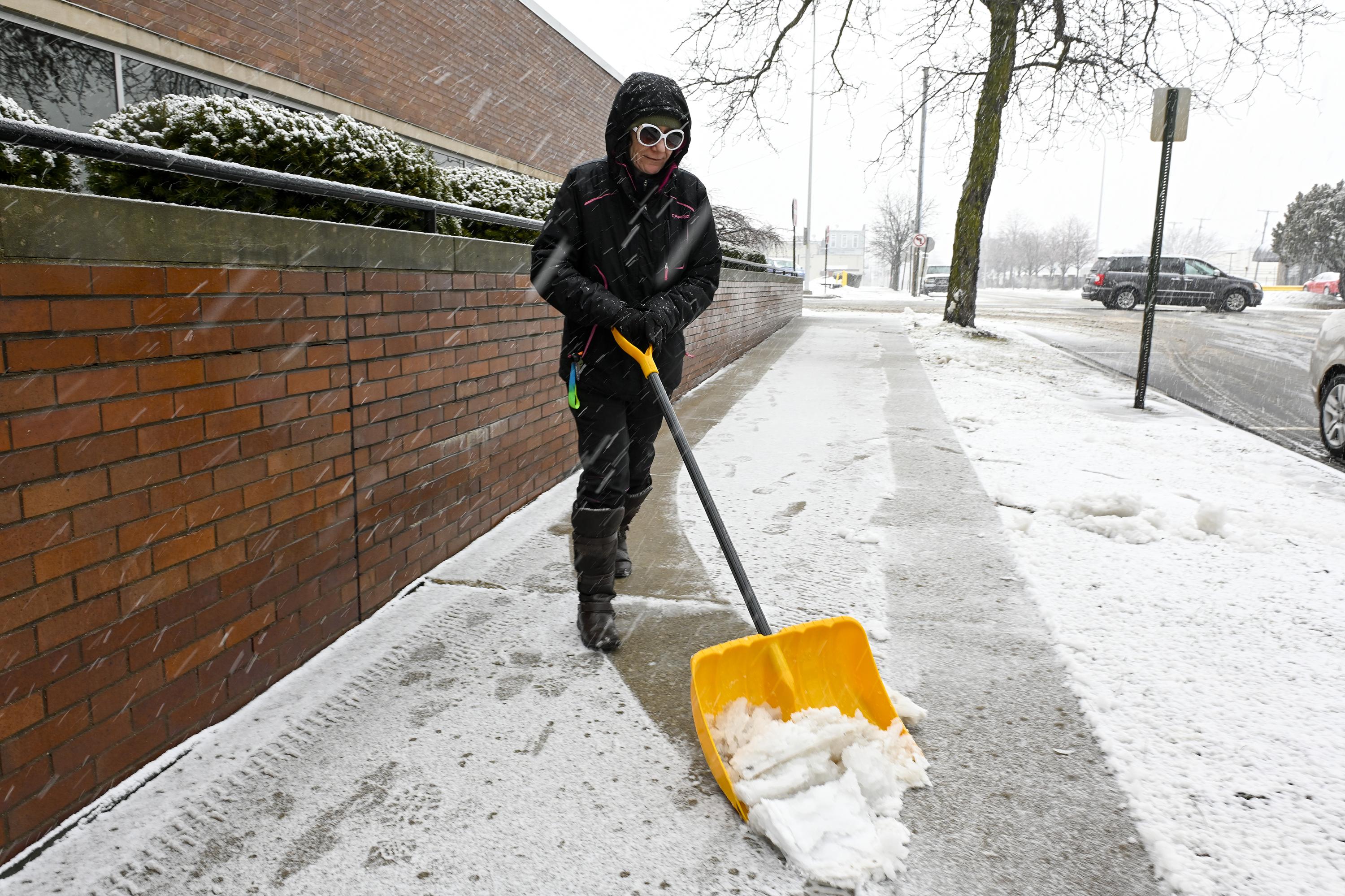Weather service Flint received record 9inch snowfall AP News