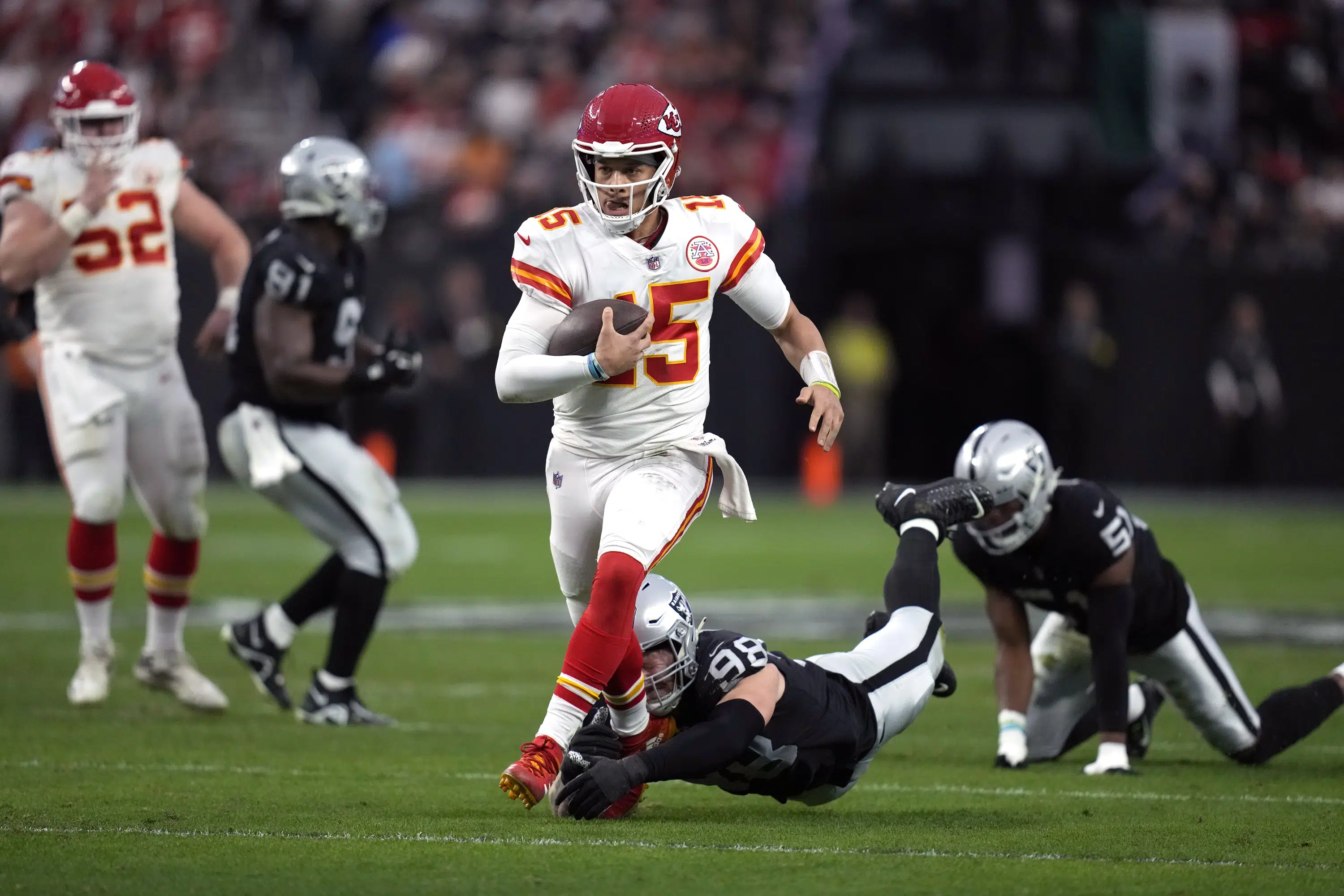 Mahomes sets record, Chiefs beat Raiders for AFC’s top seed