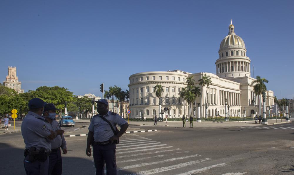 La policía monta guardia cerca del edificio del Capitolio Nacional en La Habana, Cuba, el lunes 12 de julio de 2021, un día después de las protestas contra la escasez de alimentos y los altos precios en medio de la crisis del coronavirus. (AP Foto/Ismael Francisco)