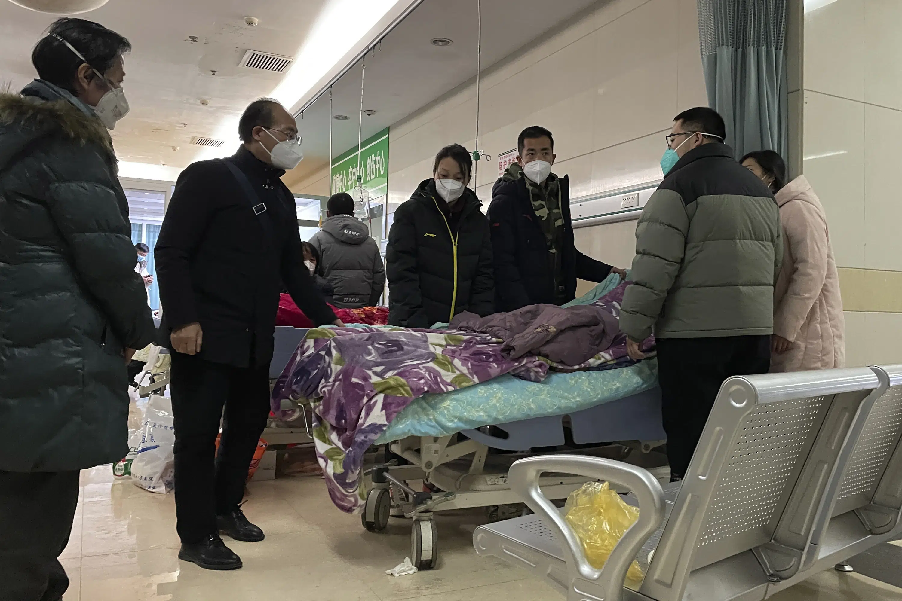 混雑したICU、混雑した火葬場：COVIDが中国の村を揺るがす