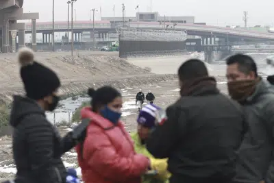 ARCHIVO - Una familia migrante cubana es detenida por la Guardia Nacional antes de cruzar el Río Bravo en la frontera con Estados Unidos en Ciudad Juárez, estado de Chihuahua, México, el 16 de febrero de 2021. México anunció el 16 de febrero de 2023 la aceleración de los trámites para la reunificación de cubanos con sus familiares migrantes que se encuentren en el país. (AP Foto/Christian Chavez, Archivo)