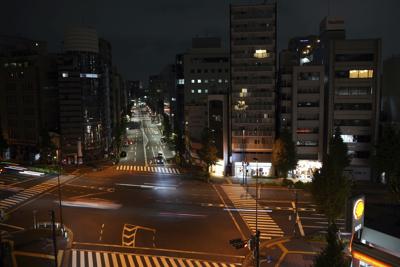 Una calle luce desierta el jueves 7 de octubre de 2021 tras un sismo de magnitud 5,9 en el área de Tokio, Japón. (AP Foto/Eugene Hoshiko)