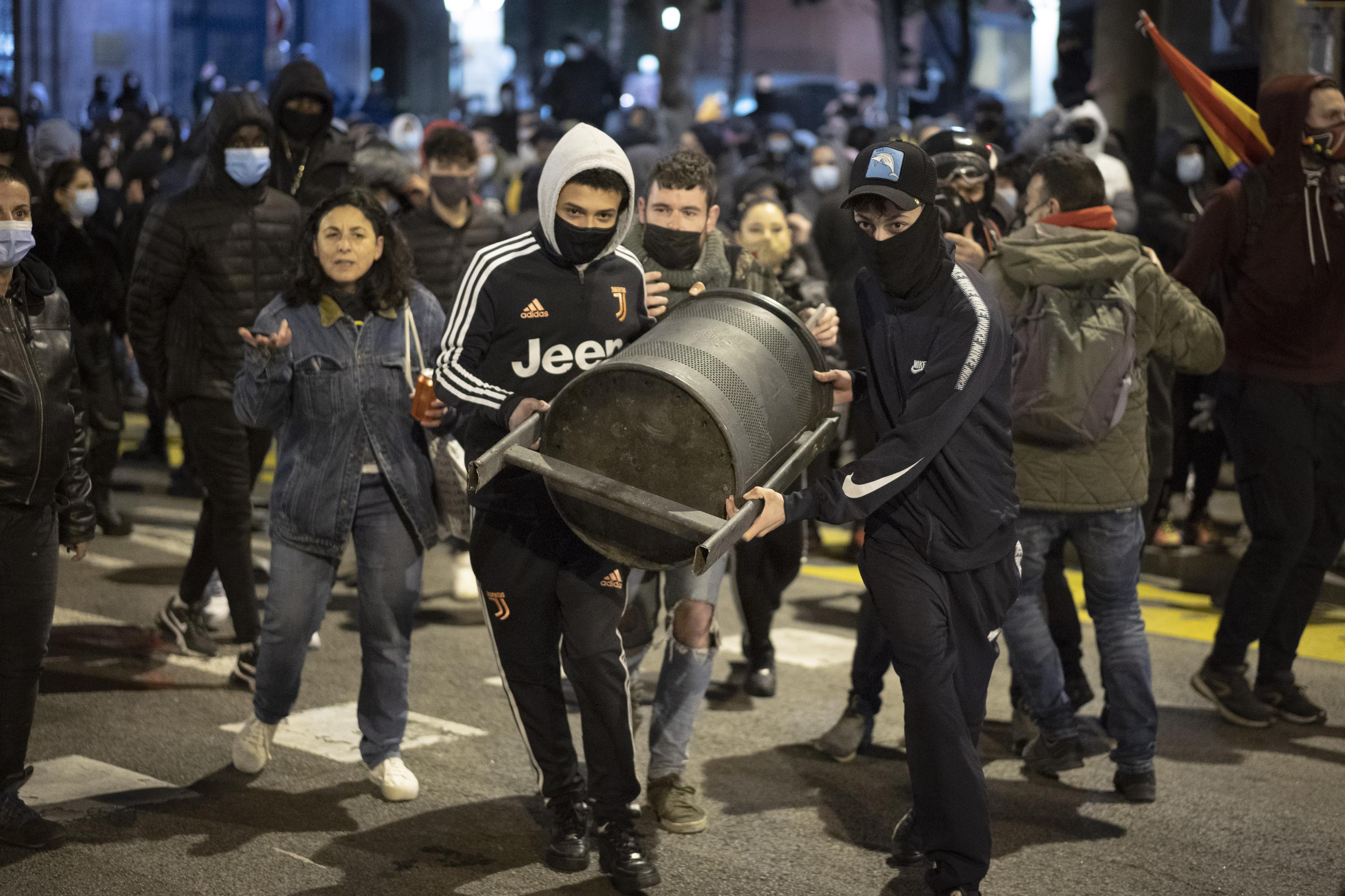 Barcelona sees the sixth night of protests for the jailer