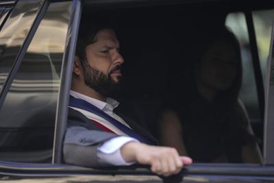 El presidente de Chile, Gabriel Boric, y la primera dama, Irina Karamanos, son conducidos a la catedral para asistir a la celebración Te Deum en Santiago, Chile, el 12 de marzo de 2022. (AP Foto/Esteban Felix, Archivo)