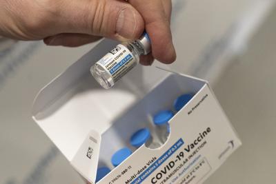 Vacunas de Johnson & Johnson contra el COVID-19 en el South Shore University Hospital, el 3 de marzo de 2021, en Bay Shore, Nueva York. (AP Foto/Mark Lennihan)