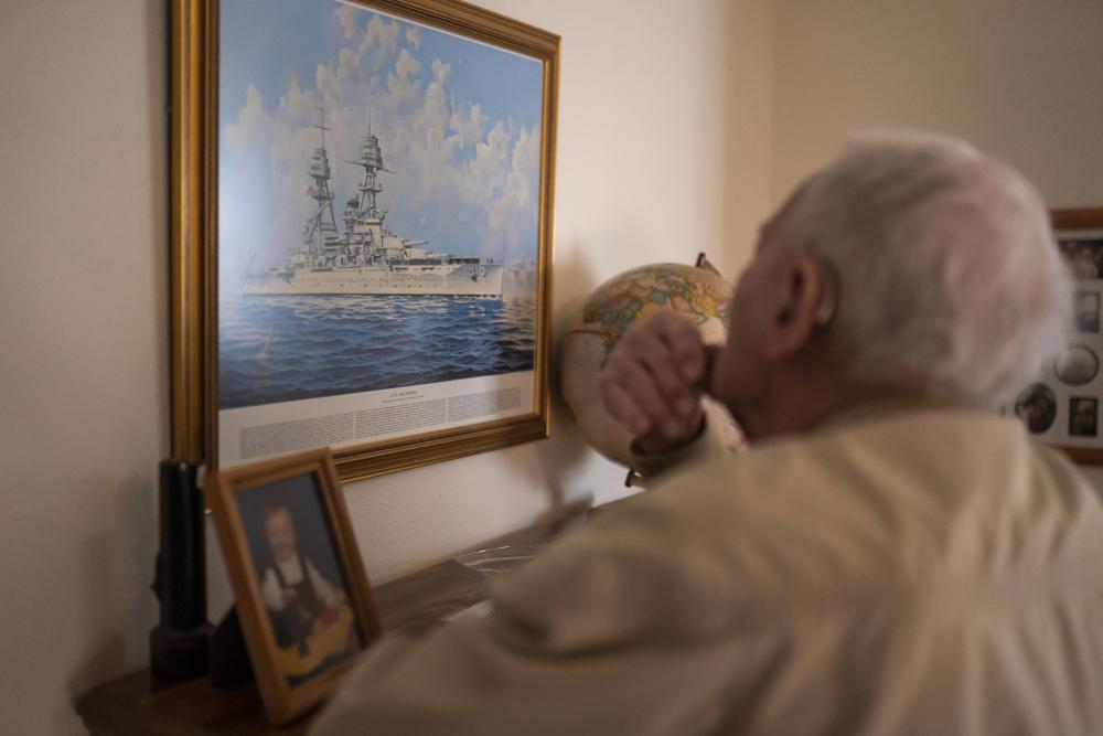 Der Überlebende von Pearl Harbor und Navy-Veteran des Zweiten Weltkriegs, David Russell, 101, betrachtet ein Gemälde der USS Oklahoma, während er über den Angriff auf Pearl Harbor am Montag, den 22. November 2021, in Albany, Oregon, spricht. (AP Photo/Nathan Howard )