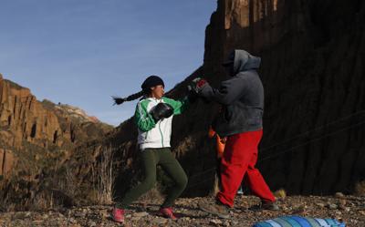Gracce Kelly Flores, una boxeadora de 12 años, hace su entrenamiento diario de boxeo con su padre Alberto Flores en Palca, Bolivia, la madrugada del jueves 10 de junio de 2021, en medio de la pandemia de COVID-19. (AP Foto/Juan Karita)