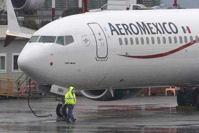 Fotografía de archivo del 18 de noviembre de 2020 de un trabajador caminando frente a un Boeing 737 Max 9 con el logotipo de Aeroméxico antes de despegar del aeropuerto municipal de Renton, Washington. (AP Foto/Ted S. Warren, Archivo)