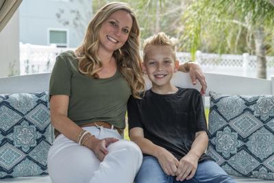 Holly Nover se sienta con su hijo, Colton Nover, de 10 años, en un columpio en el patio trasero de su casa el miércoles 16 de febrero de 2022, en St. Johns, Florida. Holly, una patóloga del habla activa en la Asociación Nacional de Tartamudez, dijo que muchas personas seguramente estarán interesadas en probar medicamentos para la tartamudez, aunque no ella. Ella está feliz con su vida tal como es y ha aceptado su tartamudez, dijo. Sin embargo, si su hijo estuviera luchando y quisiera probar medicamentos cuando era adolescente, ella estaría abierta a la idea. (AP Foto/Fran Ruchalski)