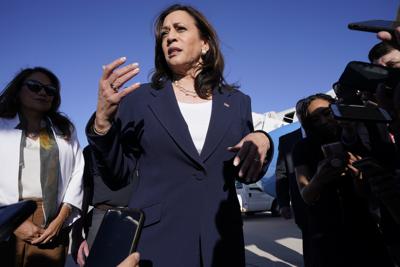 La vicepresidenta estadounidense Kamala Harris habla con reporteros el viernes 25 de junio del 2021 tras llegar a El Paso, Texas. (AP Foto/Jacquelyn Martin)