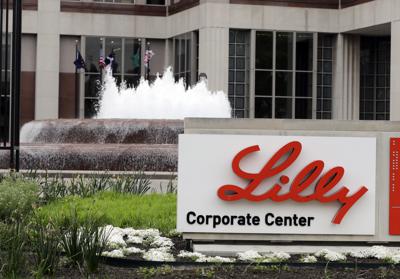 ARCHIVO - La foto de archivo del 26 de abril de 2017 muestra la sede empresaria de la farmacéutica Eli Lilly and Co. en Indianapolis. Las acciones de Eli Lilly and Co. aumentaron bruscamente el jueves 24 de junio de 2021 cuando la farmacéutica anunció que buscará la aprobación de su nuevo tratamiento para el mal del Alzheimer. (AP Foto/Darron Cummings, File)