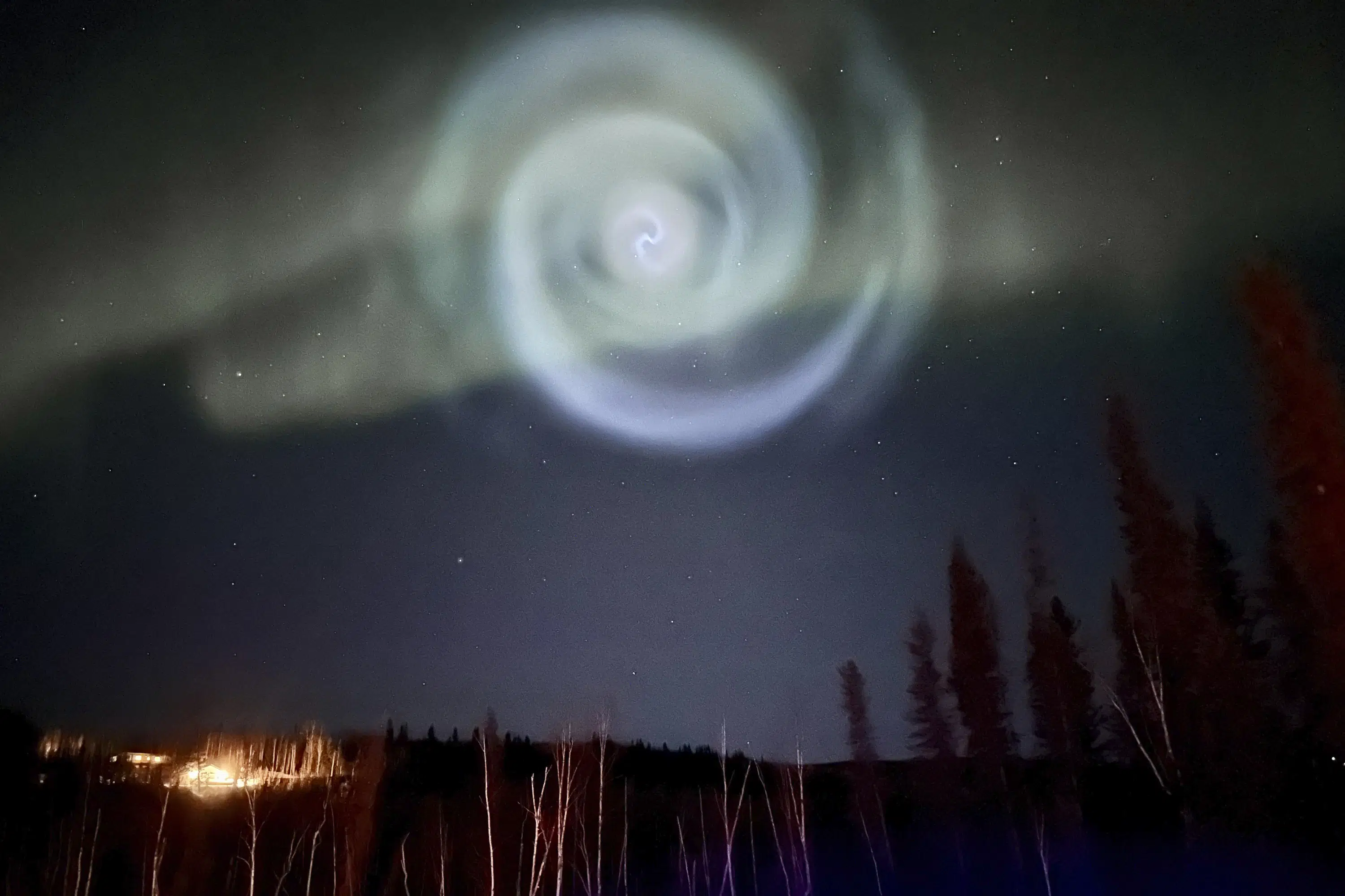 Dziwna spirala pojawia się pośród zorzy polarnej na nocnym niebie Alaski