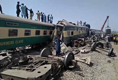 Soldados y voluntarios trabajan el lunes 7 de junio de 2021 en el sitio donde chocaron dos trenes, en el distrito de Ghotki, en el sur de Pakistán. (AP Foto/Waleed Saddique)