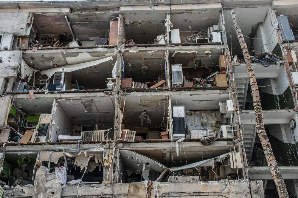 Una vista de los apartamentos destruidos dañados por los bombardeos, en Kharkiv, Ucrania, el domingo 13 de marzo de 2022. (Foto AP/Andrew Marienko)