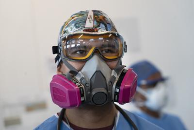 Un trabajador sanitario porta una mascarilla y lentes protectores en el Hospital General Ajusco Medio, el cual fue asignado para tratar solamente a pacientes con COVID-19, el martes 31 de agosto de 2021, en la Ciudad de México. (AP Foto/Marco Ugarte)