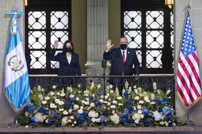 La vicepresidenta estadounidense Kamala Harris y el presidente guatemalteco Alejandro Giammattei durante su reunión oficial en el Palacio Nacional, en Cuidad de Guatemala, el 7 de junio de 2021. (AP Foto/Jacquelyn Martin)