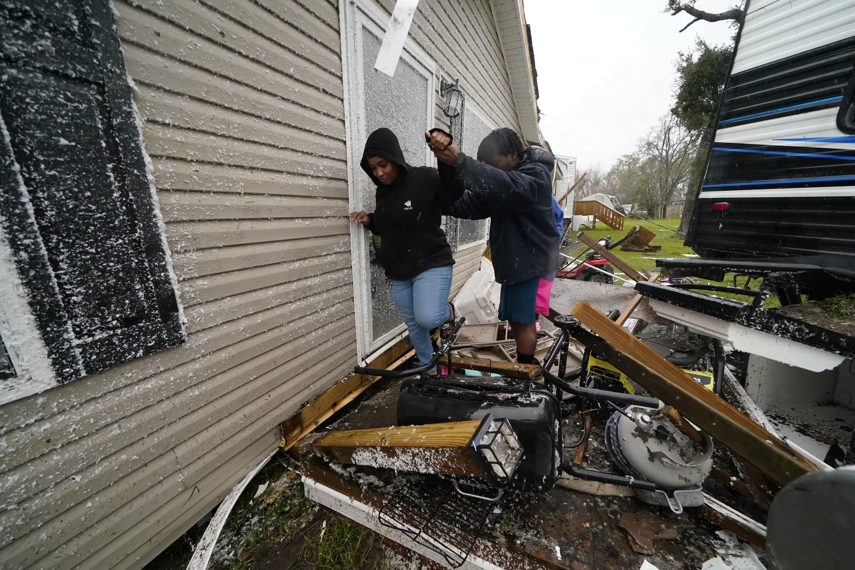 Des familles brisées par des tornades en Louisiane et au Mississippi