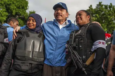 ARCHIVO - Policías nicaragüenses se toman una foto con el presidente Daniel Ortega, in Masaya, Nicaragua, el viernes 13 de julio de 2018. Un grupo de congresistas estadounidenses pidieron el miércoles 22 de marzo de 2023 que la administración del presidente Joe Biden aumente las sanciones económicas contra el gobierno del presidente de Nicaragua, Daniel Ortega. (AP Foto/Cristóbal Venegas, Archivo)